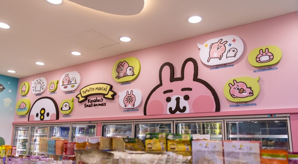 7-11「卡娜赫拉聯名門市」插旗桃園！化身成空服員的「粉紅兔兔與P助」超欠拍