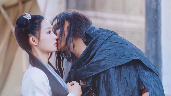 古裝劇《狼殿下》吻戲1：羞澀臉頰吻
