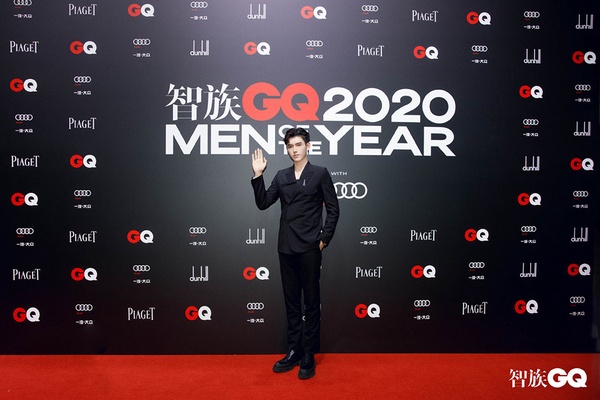 李現、鄧倫紅毯比帥！2020年度人物盛典12男神，楊洋貴公子西裝帥翻，李現化身白馬王子
