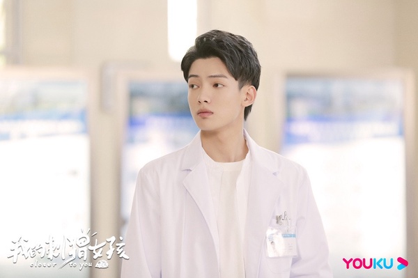 2020陸劇穿醫師袍的男星7:李逸男 飾演《我的刺猬女孩》吳景昊