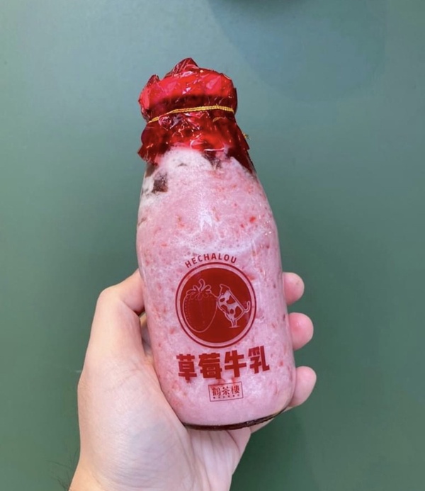 買草莓牛奶享「買一送一」！鶴茶樓「贅沢草莓牛乳」復古玻璃瓶超可愛，「這天」開賣！