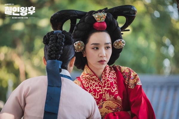《哲仁王后》開播收視比《迫降》高！申惠善立志當「朝鮮第1位no bra」，收視狂破8％！