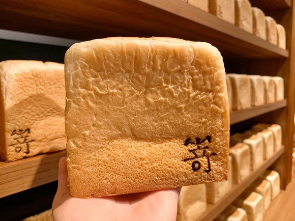 嵜本SAKImoto bakery限店新口味「極芝麻生吐司」現身台北101，「這天」限量開賣！