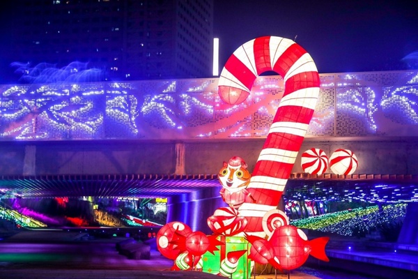 台中聖誕景點再+1！「2020台中好YA誕」浪漫登場，11米白色耶誕樹、夢幻白馴鹿通通必拍