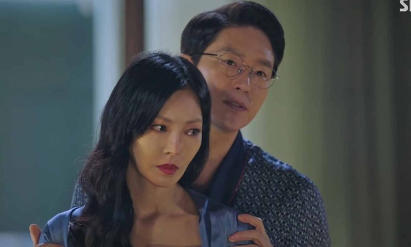 狗血劇《Penthouse》不倫戀CP太瘋狂！雙胞胎兄妹、外遇偷情，連「媽媽X繼兄」都組CP？