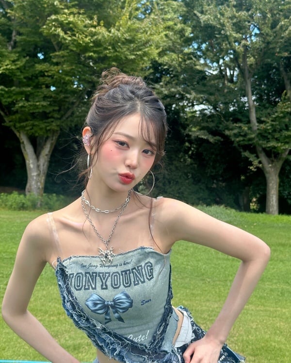 右滑看本人比鏡頭前更美明星>>