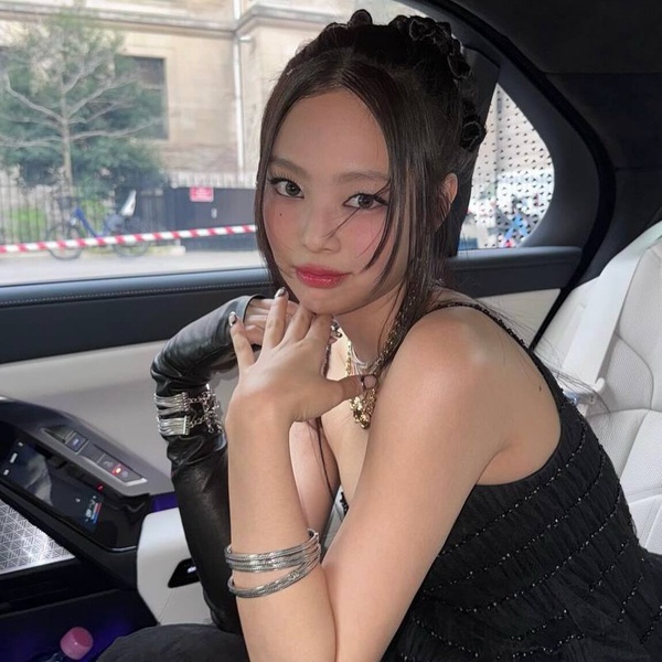 右滑看本人比鏡頭前更美明星>>