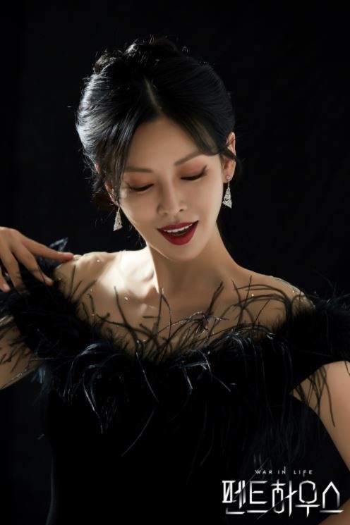 「美到無法討厭」的韓劇惡女！《Penthouse》金素妍戲外超反差，她壞到極點卻美得像仙