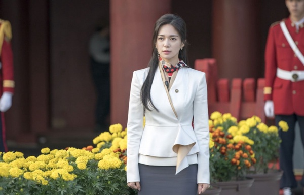 「美到無法討厭」的韓劇惡女！《Penthouse》金素妍戲外超反差，她壞到極點卻美得像仙