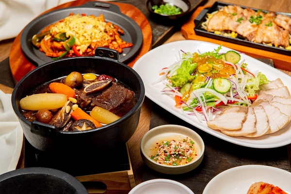 99元韓式料理吃到飽!日本「SAIKABO」登台,石鍋飯、牛骨湯必點,加99元爽吃韓家常菜