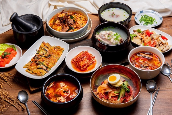 99元韓式料理吃到飽!日本「SAIKABO」登台,石鍋飯、牛骨湯必點,加99元爽吃韓家常菜