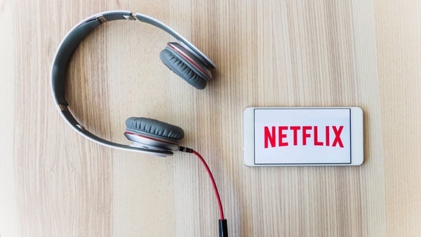 NETFLIX推出「純音訊模式」新功能！一鍵關閉影像超方便，節目、影集都能當Podcast聽！