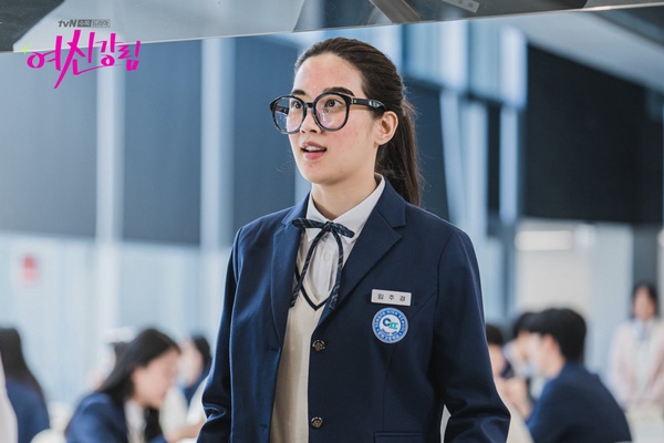 《女神降臨》文佳煐的5件事！長太高陷入演藝低潮、精通3國語言，是真實世界的女神降臨