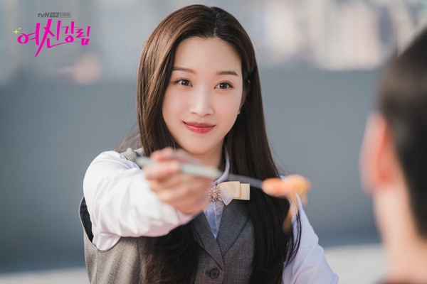 《女神降臨》文佳煐的5件事！長太高陷入演藝低潮、精通3國語言，是真實世界的女神降臨