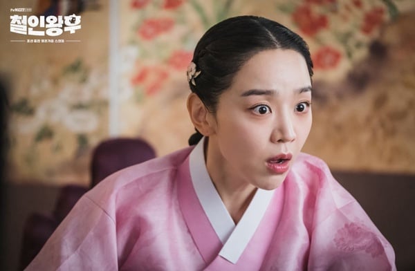 《哲仁王后》第一吻來啦！金正賢霸氣「以吻餵藥」，申惠善氣到飆罵，網：演技太驚人！