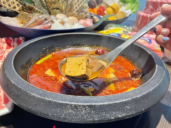 CP值超高火鍋店推薦！到「肉多多」爽吃肉片、鮮美海鮮，加碼「蔬食自助吧」任你吃過癮
