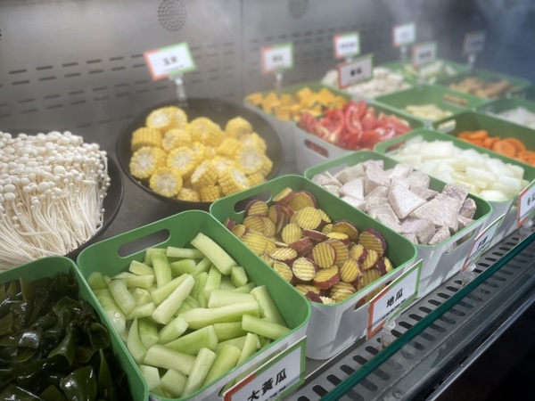 CP值超高火鍋店推薦！到「肉多多」爽吃肉片、鮮美海鮮，加碼「蔬食自助吧」任你吃過癮