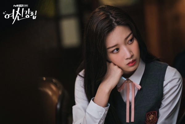 《女神降臨》文佳煐妝容解析！遮瑕又薄透的底妝、細長眉型是重點，修飾臉型還顯嫩