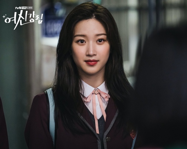 《女神降臨》文佳煐妝容解析！遮瑕又薄透的底妝、細長眉型是重點，修飾臉型還顯嫩