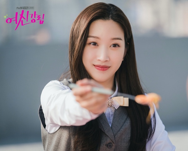 《女神降臨》文佳煐妝容解析！遮瑕又薄透的底妝、細長眉型是重點，修飾臉型還顯嫩