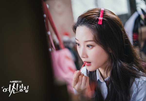 《女神降臨》文佳煐妝容解析！遮瑕又薄透的底妝、細長眉型是重點，修飾臉型還顯嫩
