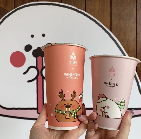 小海豹奶茶超誘人！聯名「十杯」推出系列手搖，加碼3款提袋也很欠買