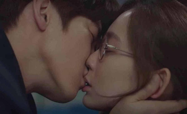 2020吻戲匠人Kiss名場面！《愛在大都會》池昌旭床吻太害羞，這兩位「成人式吻戲」超慾