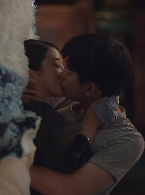 2020「吻戲匠人」Kiss名場面6：《雖然是精神病但沒關係》金秀賢