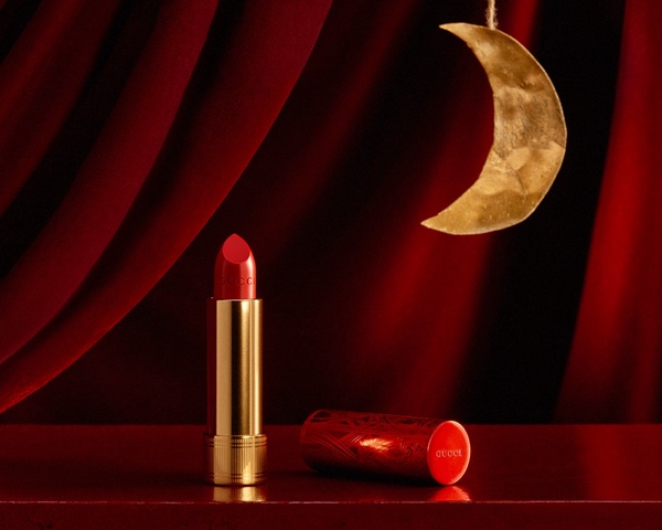 2021新年唇膏特搜！GUCCI鐫刻紅唇膏太美，YSL、植村秀、NARS都有「開運紅」唇膏新品