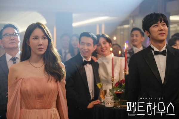 《Penthouse》片頭彩蛋解析5：羅根李片頭也有出現？羅根X秀蓮CP早有線索？