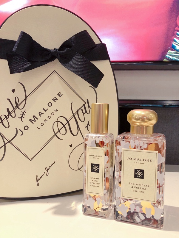 美哭！Jo Malone「英國梨與小蒼蘭」推出限定彩繪瓶身，夢幻花瓣點綴、絕美必收