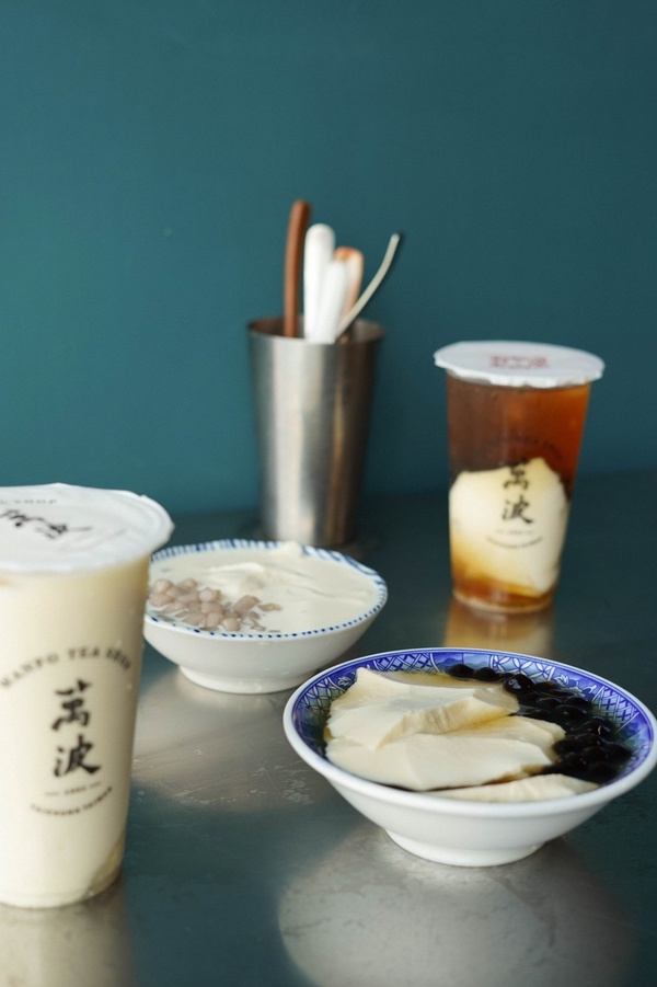萬波「市場豆花」系列，可加珍珠、小芋圓、仙草，還有薑汁豆花！加碼豆漿紅茶、奶茶！
