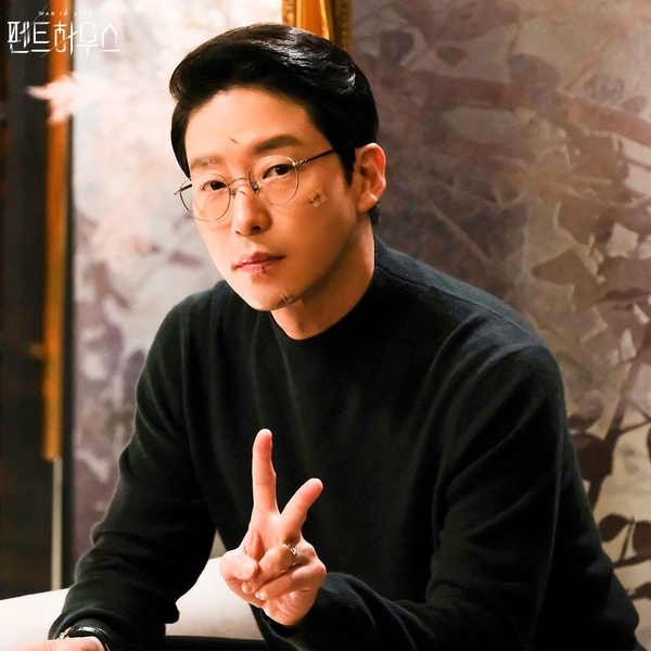 《上流戰爭》演員戲外反差！嚴基俊曾和SJ圭賢緋聞，私下超幽默，金素妍戲外完全傻白甜