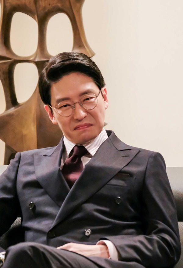 《上流戰爭》演員戲外反差！嚴基俊曾和SJ圭賢緋聞，私下超幽默，金素妍戲外完全傻白甜