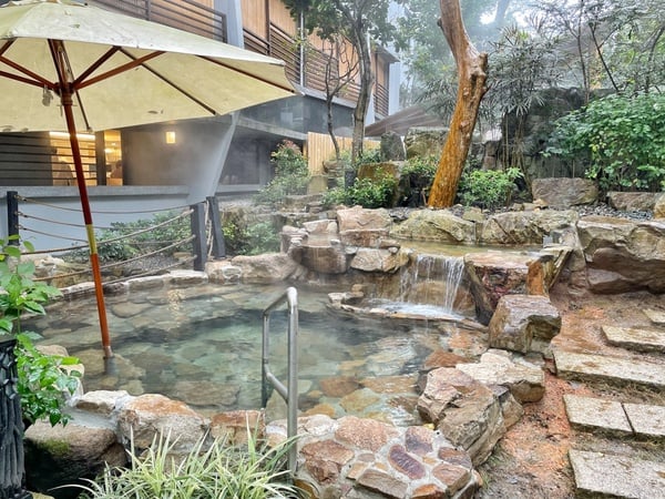 宜蘭礁溪最難預約溫泉飯店「呆水溫泉」開箱！戶外溫泉配美景、吃痛風粥，開窗是抹茶山