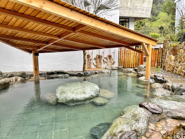 宜蘭礁溪最難預約溫泉飯店「呆水溫泉」開箱！戶外溫泉配美景、吃痛風粥，開窗是抹茶山