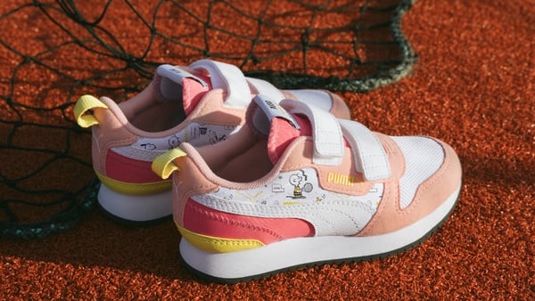 「PUMA x PEANUTS史努比」聯名歡樂登場!還有童裝尺寸全家都能穿,全台這天上市