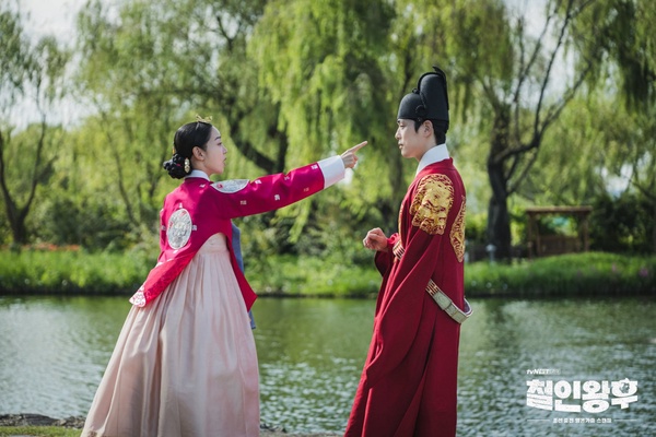 《哲仁王后》隱藏CP!崔尚宮&熟手「愛的猛男圖」網笑翻,洪燕「中槍三角戀」好無解!