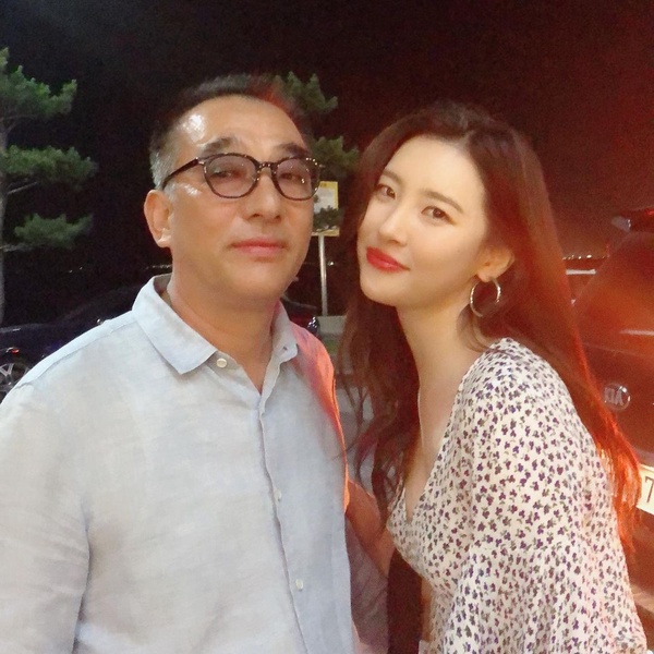 孫藝珍全家福曝光,爸爸超像玄彬!明星高顏值家人盤點,肖戰爸超帥、楊冪爸是肌肉猛男