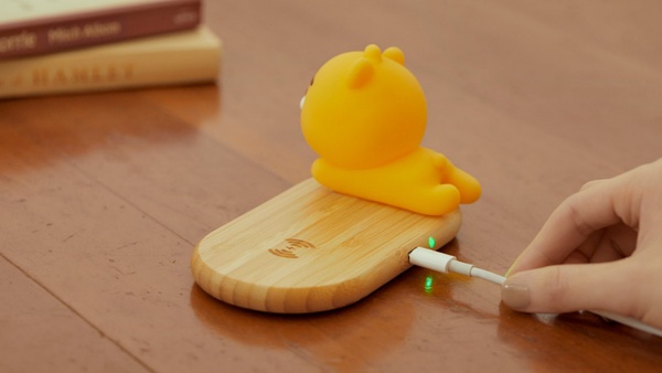 KAKAO FRIENDS「萊恩無線充電小夜燈」登場!木質充電盤超有質感,搭配萊恩夜燈好療癒