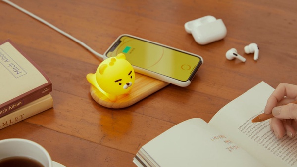 KAKAO FRIENDS「萊恩無線充電小夜燈」登場!木質充電盤超有質感,搭配萊恩夜燈好療癒
