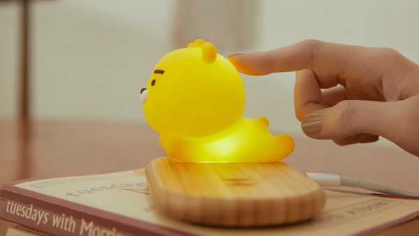 KAKAO FRIENDS「萊恩無線充電小夜燈」登場!木質充電盤超有質感,搭配萊恩夜燈好療癒