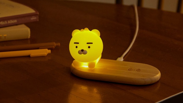 KAKAO FRIENDS「萊恩無線充電小夜燈」登場!木質充電盤超有質感,搭配萊恩夜燈好療癒