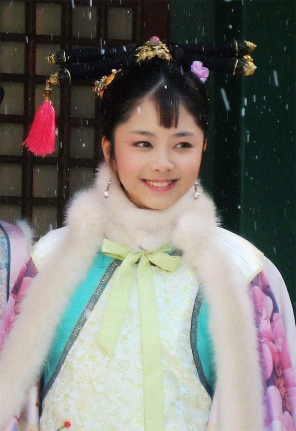 古裝劇后宮娘娘斗篷造型3:譚松韻 飾演《甄嬛傳》方淳意