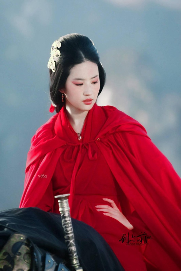 古裝劇后宮娘娘斗篷造型9:劉亦菲 飾演 電影《銅雀台》靈雎/貂嬋