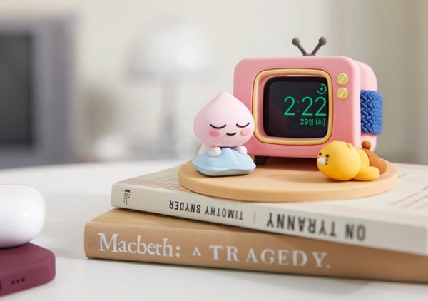 KakaoFriends推出「萊恩Apple Watch充電座」，萊恩＆春植悠閒看電視，可愛又實用！