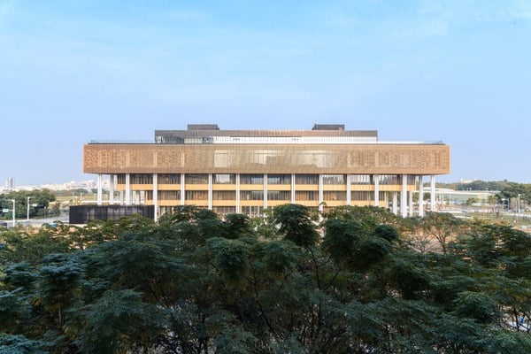 2021台南走春景點「臺南市立圖書館總館」新開幕，金色格柵 x 老屋窗花外觀超吸睛！