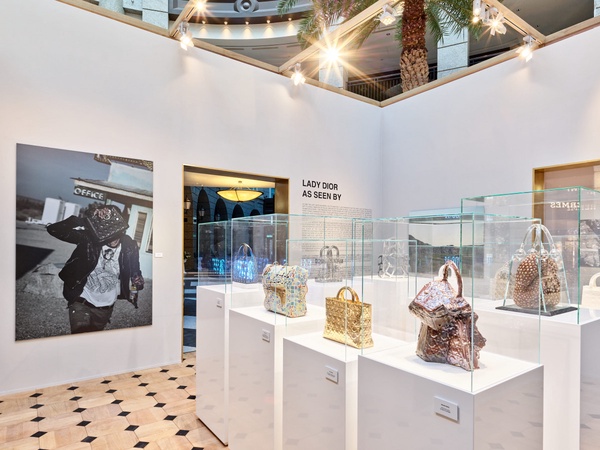「Lady Dior期間限定店」來啦！立體刺繡籐格紋+書腰式外觀，還將獨家販售限定包款！