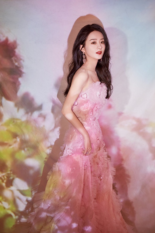 「抖音星動之夜」女星紅毯造型1:趙麗穎