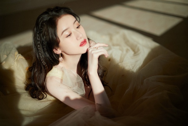 「抖音星動之夜」女星紅毯造型5:袁冰妍